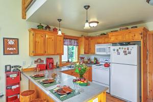 Bright Klamath Falls Cabin with Deck and Mtn Views!
