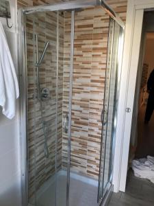 um chuveiro com uma porta de vidro na casa de banho em Residence Le Terrazze em La Maddalena