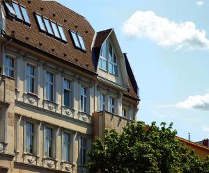 ベルリンにあるHotel-Pension Charlottenburgの屋根付きのレンガ造りの建物