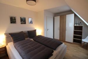CASA STROBL في لاندسبيرج أم ليخ: غرفة معيشة مع أريكة كبيرة في غرفة