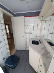 ein Bad mit einem WC und einem Waschbecken in der Unterkunft Manhattan Apart Hotel in Porto Alegre