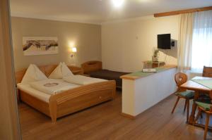 um quarto de hotel com uma cama e uma mesa em Haus Frey em Sankt Johann im Pongau