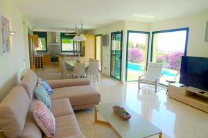 TV a/nebo společenská místnost v ubytování Luxury Villa Vista del Mar