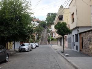 eine Straße mit am Straßenrand geparkten Autos in der Unterkunft CASA MARGARITA 3Piso Monoambiente in San Salvador de Jujuy