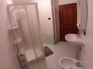A bathroom at Appartamento a Dimaro in Val di Sole Még 6 kép