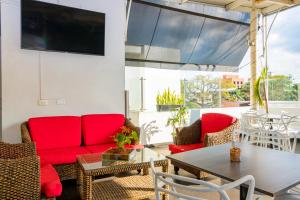 a living room with red furniture and a table at AW Hotel Ariston Las Vegas de Granada in Cali