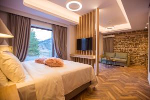 Postel nebo postele na pokoji v ubytování Adryades luxury apartments
