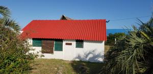 una casa con techo rojo y techo rojo en Carpe Diem, en Aguas Dulces