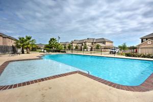 Πισίνα στο ή κοντά στο College Station Townhouse with Private Patio