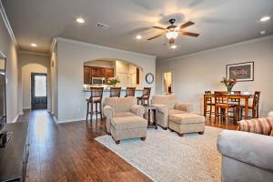 Zona d'estar a College Station Townhouse with Private Patio