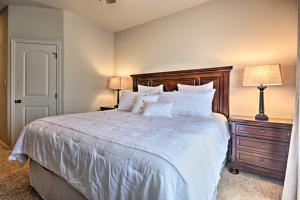 Ένα ή περισσότερα κρεβάτια σε δωμάτιο στο College Station Townhouse with Private Patio +17 φωτογραφίες