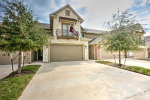 College Station Townhouse with Private Patio في كوليج ستيشن: منزل امامه كراج