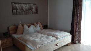 A bed or beds in a room at Ferienwohnung Wohlesser
