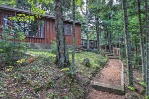 Κήπος έξω από το Land O Lakes Hideaway with Boat Dock and Lake Views!
