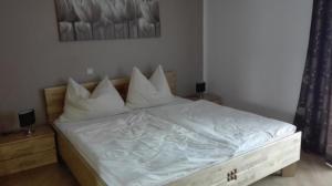 A bed or beds in a room at Ferienwohnung Wohlesser