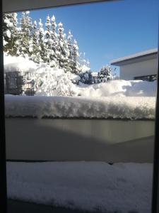 ein Schneehaufen auf einem Zaun in der Unterkunft Apart Laudes in Ladis