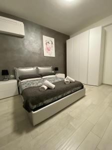 um quarto com uma cama com duas toalhas em GUEST HOUSE KINGA em Florença