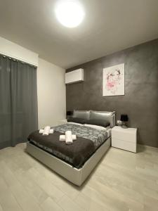 um quarto com uma cama com duas toalhas em GUEST HOUSE KINGA em Florença