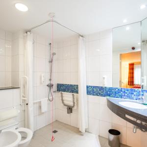 A bathroom at Holiday Inn Express London Golders Green, an IHG Hotel 