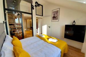 Łóżko lub łóżka w pokoju w obiekcie Duplex apartment Morsztynowska