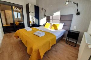 Łóżko lub łóżka w pokoju w obiekcie Duplex apartment Morsztynowska