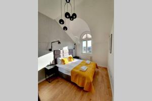 Łóżko lub łóżka w pokoju w obiekcie Duplex apartment Morsztynowska