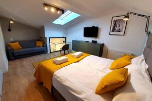 Łóżko lub łóżka w pokoju w obiekcie Duplex apartment Morsztynowska
