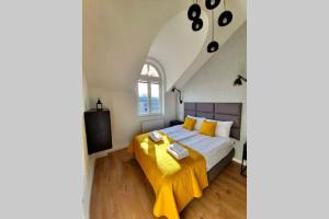 Łóżko lub łóżka w pokoju w obiekcie Duplex apartment Morsztynowska