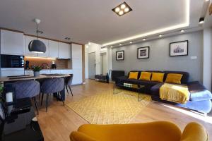 salon z kanapą i kuchnią w obiekcie Duplex apartment Morsztynowska w Krakowie
