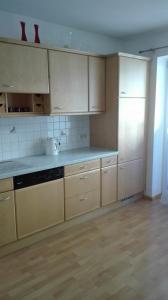 kuchnia z białymi szafkami i drewnianą podłogą w obiekcie Ferienwohnung Wohlesser w mieście Annaberg im Lammertal +10 zdjęć