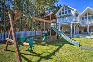 Ο χώρος παιχνιδιού για παιδιά στο Spacious Pass Christian Home with Pool and Boat Launch