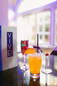 tre cocktail seduti su un tavolo di Hotel Le Marais a New Orleans