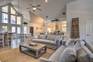 Χώρος καθιστικού στο Spacious Pass Christian Home with Pool and Boat Launch