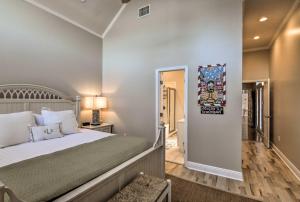 Ένα ή περισσότερα κρεβάτια σε δωμάτιο στο Spacious Pass Christian Home with Pool and Boat Launch +24 φωτογραφίες