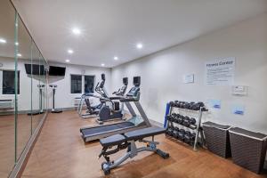 Fitness centrum a/nebo fitness zařízení v ubytování Holiday Inn Express Port Lavaca by IHG