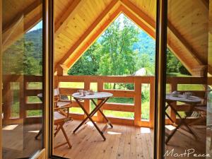 Mountain Lodge Mont Peace tesisinde bir balkon veya teras