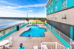 un edificio de apartamentos con piscina y playa en Holiday Inn Express Port Lavaca, an IHG Hotel en Port Lavaca
