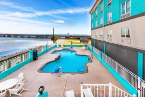 an apartment building with a swimming pool and the beach at Holiday Inn Express Port Lavaca, an IHG Hotel in Port Lavaca