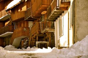 Two Bedroom Apartment La Voute, Chandon near Meribel - Sleeps 4 Adults or 2 Adults and 3 Children зимой