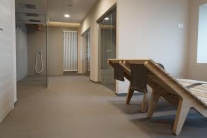 um corredor com um banco de madeira num quarto em Hotel Gabriella em Fanano