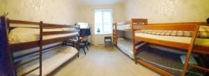 Cette chambre comprend 3 lits superposés et une fenêtre. dans l'établissement Kharkov CITIZEN, à Kharkov