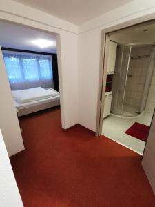 Habitación con dormitorio con cama y espejo. en Ferienwohnung Außerdorf en Wiesing