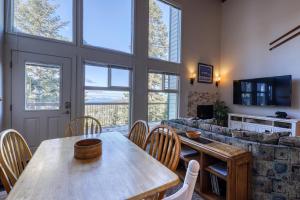 - un salon avec une table et des chaises en bois dans l'établissement Heavenly View 4 U, à Stateline