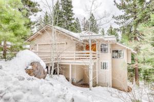 una casa cubierta de nieve en el bosque en Belle View, en Incline Village