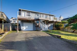 uma casa grande com uma varanda e uma entrada em Sea Breeze em Lincoln City