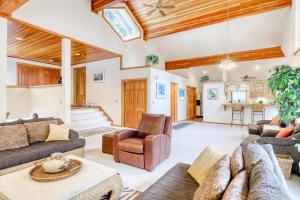 Una sala de estar con sofás y una mesa. en Belle View, en Incline Village