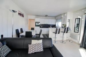 Η κουζίνα ή μικρή κουζίνα στο DESIGN APARTMENT Near GENEVA