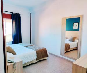 Cama o camas de una habitación en Hotel Catalán Puerto Real