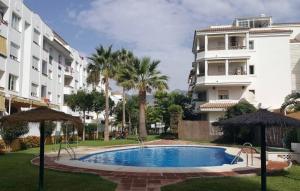 basen przed budynkiem w obiekcie M&J Benalmadena Retreat w mieście Benalmádena