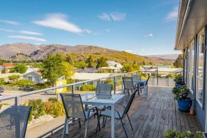 een patio met stoelen en een tafel op een balkon bij Central Gateway Motel in Cromwell